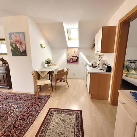 Leonore Apartment