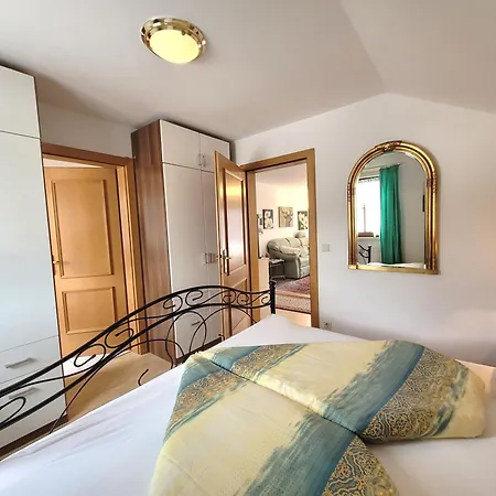 Leonore Apartment *